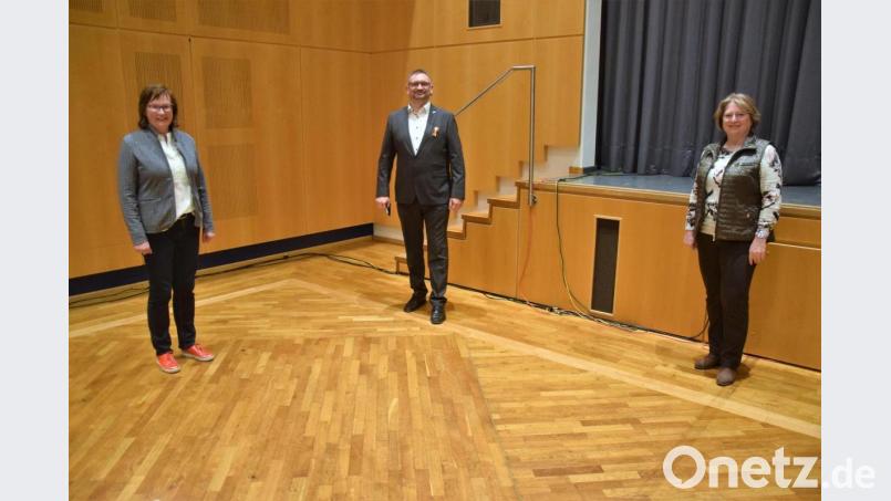 Tobias Groß ist der Bundestagskandidat der Freien Wähler. Die Kreisvorsitzenden Gabriela Bäumler (Neustadt/Weiden links) und Gisela Kastner (Tirschenreuth, rechts) gratulieren mit Abstand. Bild: fz