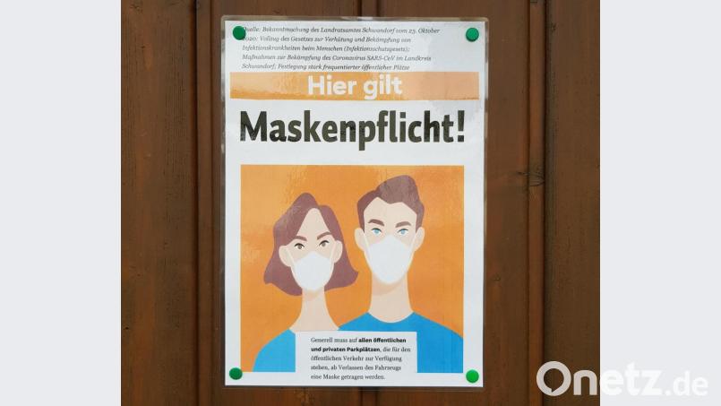 Ein Schild an einem Garagentor im Landkreis Schwandorf weist auf die Maskenpflicht hin. Symbolbild: Mardanow
