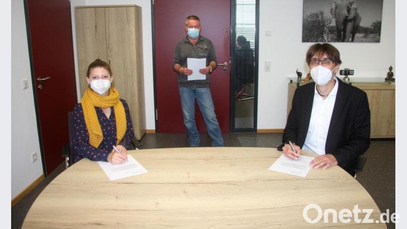 Den Kooperationsvertrag zwischen dem Geschichtspark Bärnau und dem Beruflichen Schulzentrum Wiesau unterzeichneten Ilona Hunsperger (links) und Schulleiter Thomas Metzler (rechts). Hinten Fachoberlehrer Markus Schultes. Bild: wro