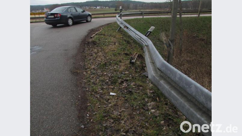 So sieht die Leitplanke an der Staatsstraße 2120 aktuell aus. Bild: Polizei Sulzbach-Rosenberg