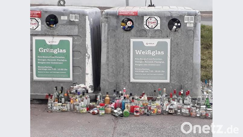 Die Glascontainer in Amberg sind regelmäßig überfüllt. Jetzt wird der Leerungszyklus verkürzt. Im Bild: Eglseer Straße. Bild: Dietrich Schreyer /exb