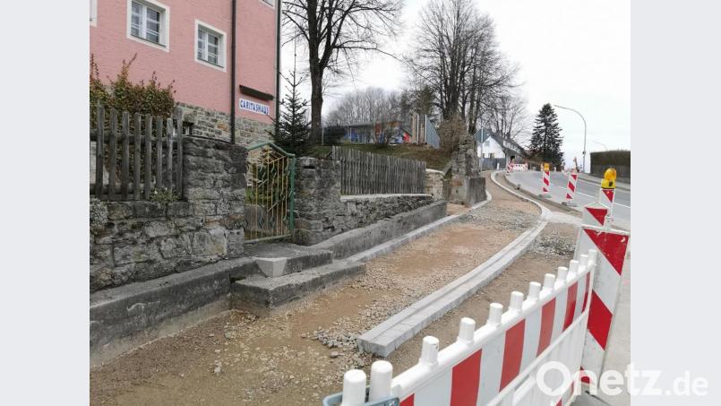Auf Antrag der „Bürgerliste Miteinander“ soll beim Gehweg-Neubau auf Höhe des Caritashauses eine Absenkung vorgenommen werden. Bild: Portner