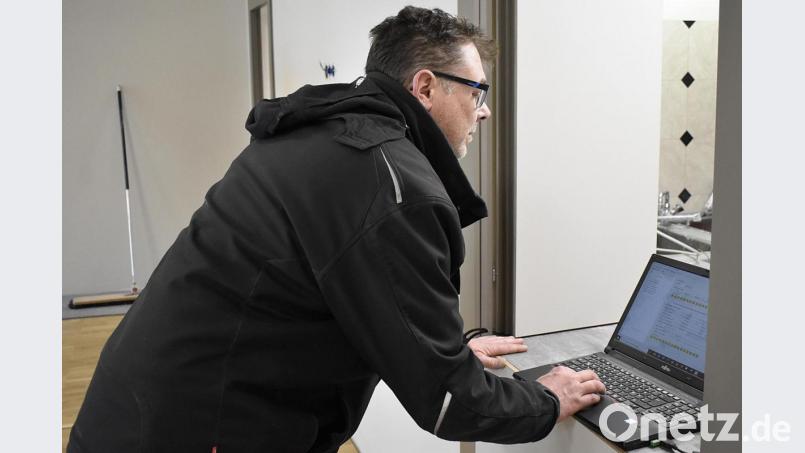 Thorsten Rochus aus Willenreuth, Systemintegrator von der Bayreuther Niederlassung der E-Infra, Dresden, ist gelernter Elektrotechniker und arbeitet nun nach einer Fortbildung in diesem neuen Ausbildungsberuf. Bild: Karl Schwemmer
