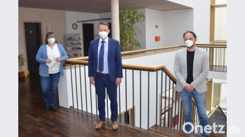 Die Abteilungsleiterin besonderer Sozialdienst, Evi Fink (links) und Leiter des Amtes für soziale Dienste Michael Trummer (rechts) zeigen Oberbürgermeister Jens Meyer das neue Beratungszentrum. Nicht im Bild: Sozialdezernent Wolfgang Hohlmeier. Bild: Kunz