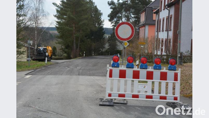 Voraussichtlich noch bis Donnerstagmittag gesperrt ist die Kreisstraße TIR3 durch Steinmühle. Auf einer Länge von 230 Metern wurde die Fahrbahn abgefräst und erneuert. Bild: jr
