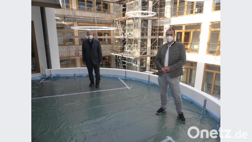 Noch ist die Lounge im ersten Stock nicht fertig, aber Landrat Richard Reisinger und Realschulrektor Martin Zimmermann (rechts) bestaunen die Architektur trotzdem schon. Bild: Landratsamt Amberg-Sulzbach