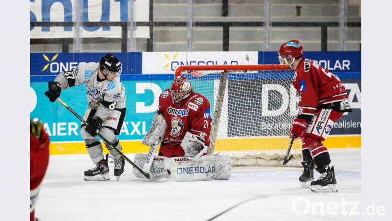 Jaroslav Hübl (Mitte), hier noch im Trikot des EV Landshut, steht in der Saison 2021/22 im Kasten der Blue Devils Weiden. Archivbild: Christian Fölsner