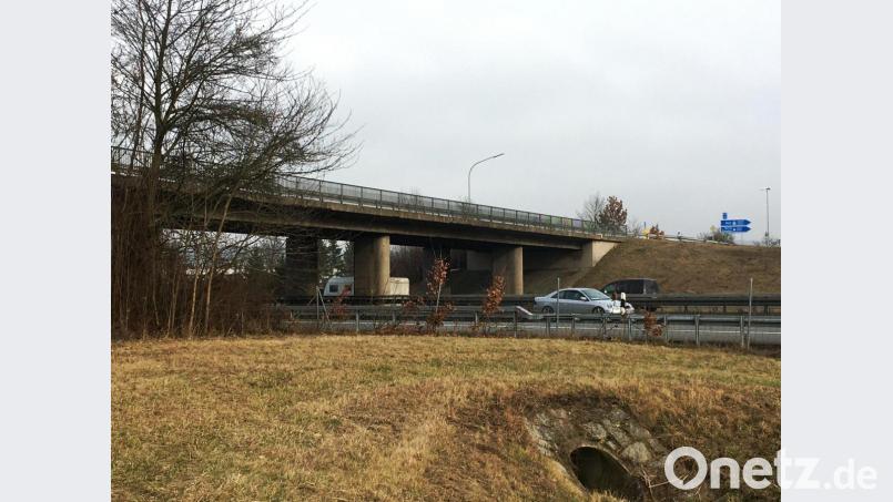 Die Brücke über die A 93 muss einem Neubau weichen. Fakt ist bereits jetzt: Während der Bauphase fließt der Verkehr über eine Behelfsbrücke. Archivbild: ihl