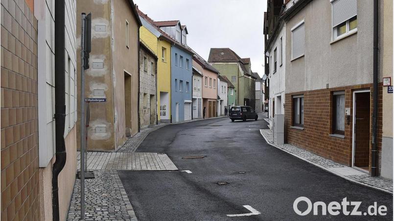 Die Bachgasse aus der Sicht der Zufahrt vom Behälterweiher her. Bild: Karl Schwemmer