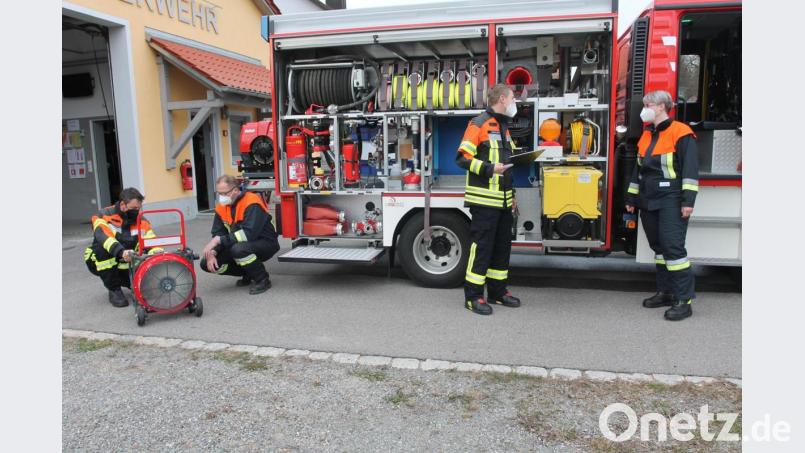 Trotz der nach wie vor angespannten Lage in der Corona-Pandemie müssen alle Feuerwehren, wie hier die Georgenberger, ihre Fahrzeuge und Geräte in Schuss halten und regelmäßig nach dem Rechten sehen. Bild: pi