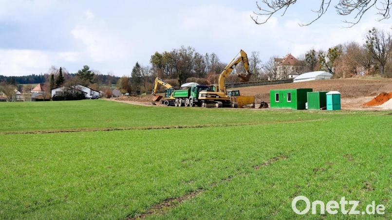 Schweres Gerät bereitet den Unterbau für die künftige Trassenführung der Sonnengasse von der Sieglestraße bis hin zur vorhandenen Bebauung (links) vor. Bild: bsc