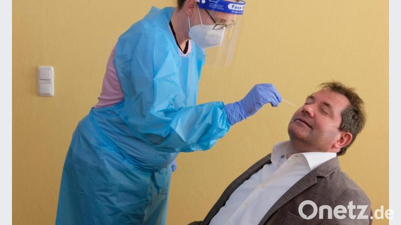 Mit gutem Beispiel wollte Bürgermeister beim Corona-Schnelltrest vorangehen. Den Test im Sitzungssaal des Gemeindezentrums nahm Notfall-Sanitäterin Anke Priebe aus Unterbibrach vor. Bild: do