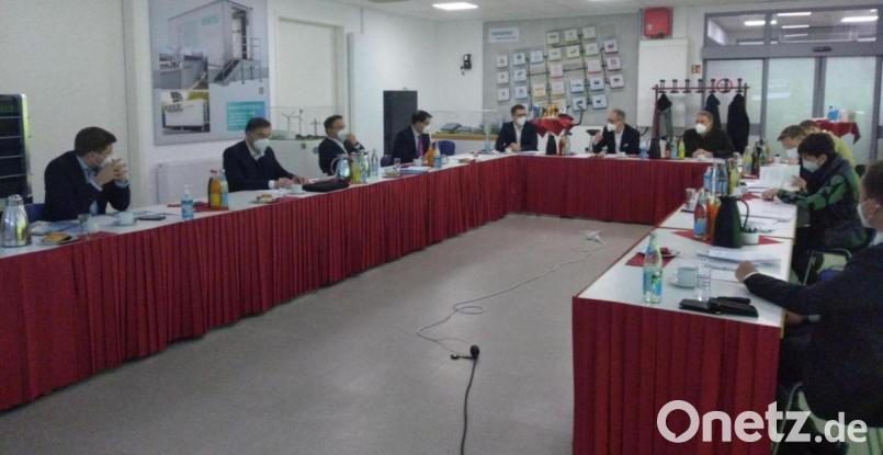 Bei einer Konferenz im Haus der Energiezukunft Wunsiedel berieten Wissenschaftler, Politiker und Vertreter aus der Wirtschaft über Machbarkeit und Hilfen zum Aufbau eines Energieforschungsinstituts. Bild: Abgeordnetenbüro Schöffel/exb