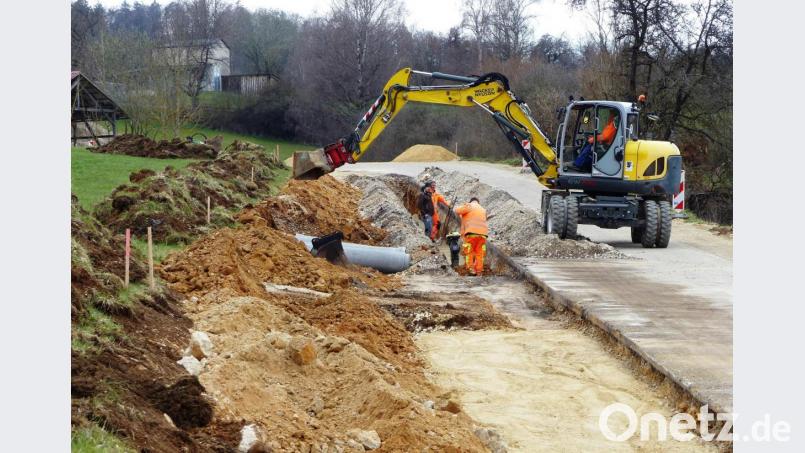Beim Ausbau der Gemeindeverbindungsstraße zwischen Utzenhofen und Kastl wird die Wasserleitung für das Baugebiet Kastl-Süd II gleich mit verlegt. Der Gemeindehaushalt 2021 sieht dafür entsprechende Mittel vor. Bild: jp