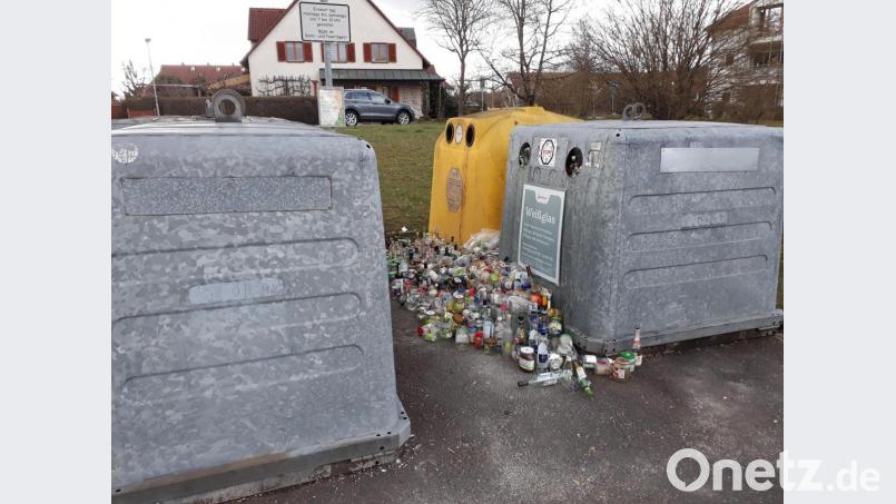 Die Glascontainer in Amberg sind seit Corona regelmäßig überfüllt. Hier: Blößnerstraße. Bild: Dietrich Schreyer /exb