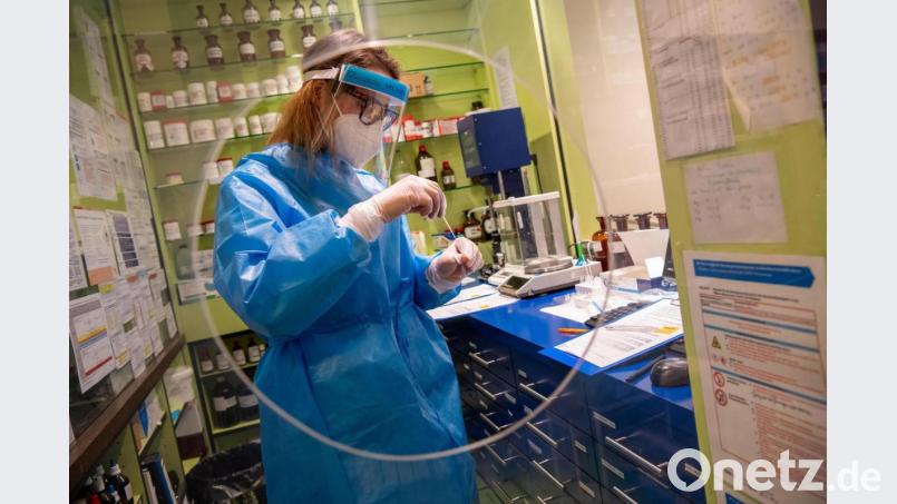 Apotheker verarbeiten die Probe eines Nasenabstrichs für einen Corona-Schnelltest, die zuvor beim Kunden entnommen wurde. Diese kostenlosne Corona-Schnelltests für Bürger ohne Erkältungssymptome bieten einige Apotheken in Weiden und im Landkreis Neustadt an. Symbolbild: Peter Kneffel/dpa