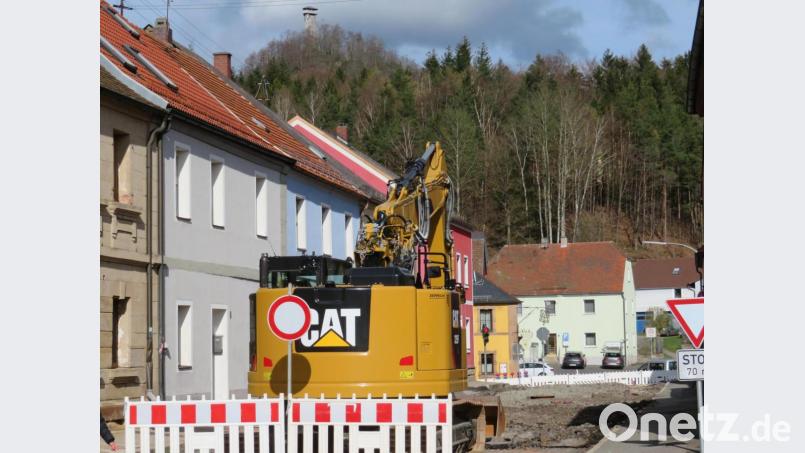 Seit Dienstag ist die östliche Zufahrt zum Marktplatz gesperrt. Die Tiefbaufirma Richard Schulz aus Pfreimd hat im Auftrag des Landkreises begonnen, die Kreisstraße zu erneuern. Bild: ow