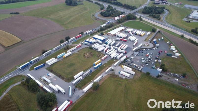 Das Luftbild zeigt deutlich, wie viele Sattelzüge sich auf der Staatsstraße, der Zubringerstraße und dem Gelände von Zoll und Spedition in Waidhaus drängen. Bild: dob