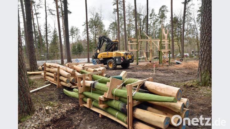 Zum Abenteuerspielplatz in der Oberen Wagensaß gehört künftig auch ein Niederseilgarten, der Geschicklichkeit und Konzentration verlangt. Die Aufstellung der Elemente hat der Bauhof übernommen. Bild: Andreas Royer