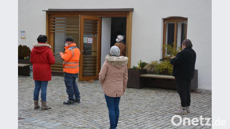 Zum Start der Corona-Testungen im Mehrgenerationenhaus am Mittwochnachmittag bildeten sich kurzzeitig Warteschlangen. Bild: jr