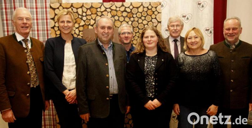 Bei der Jahresversammlung der Waldbesitzervereinigung Nabburg-Burglengenfeld sprachen Arnold Kimmerl, Katrin Kreckl-Kerckhoff, August Steinbauer, Erwin Schlagenhaufer, Yvonne Wolfrum, Georg Mayer, Dr. Gabriele Lobinger und Alwin Kleber (von links). Bild: Hirsch