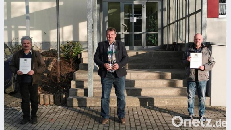 Bürgermeister Reinhard Kreuzer (Mitte) überreicht an die Stadträte Josef Fleißer (links) und Michael Präßl die Kommunale Dankurkunde. Bild: Portner