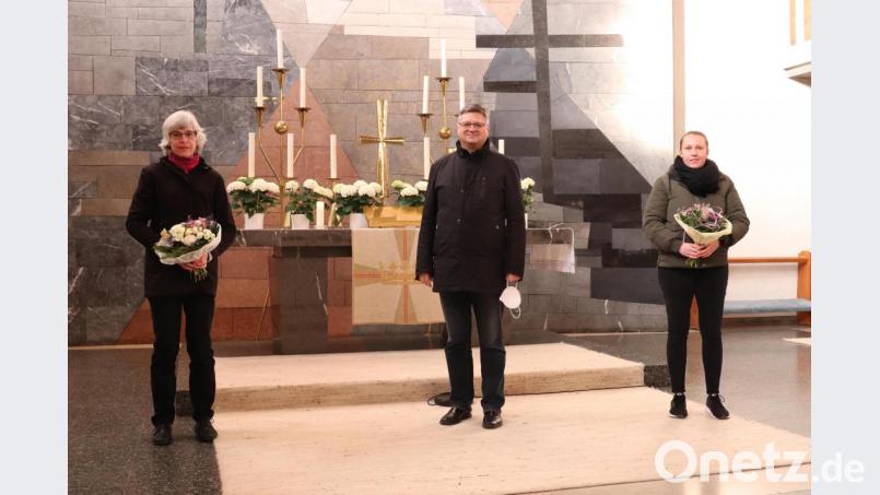 Dekan Karlhermann Schötz (Mitte) gratuliert Pfarrerin Ulrike Häberlein (links) zum 25-jährigen Ordinationsjubiläum und verabschiedet Franziska Ziegler (rechts) von der Verwaltungsstelle in den Mutterschutz. Bild: cog
