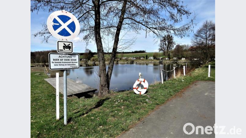 Mit einem deutlich sichtbaren neuen Schild gibt die Gemeinde Krummennaab bekannt, dass sie nicht für Badeunfälle haftet und auf dem Gelände des Erlenweihers Parken verboten ist. Bild: ubb