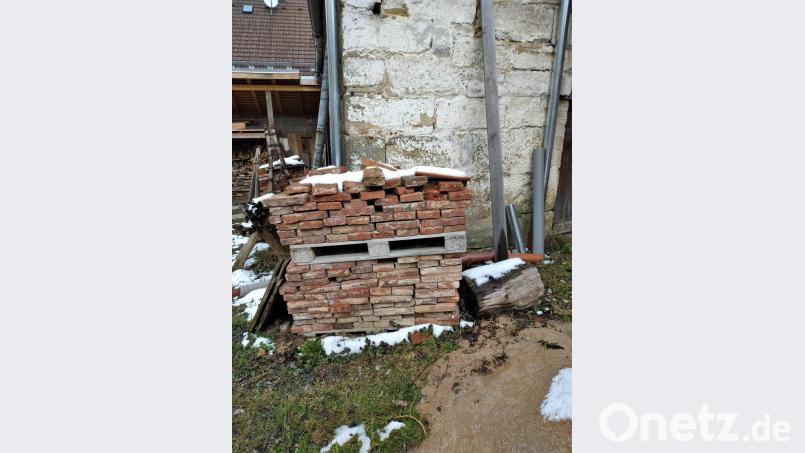 Alte Eschenbacher Ziegel, fein säuberlich aufgeschlichtet. Bild: Johann Ott/exb