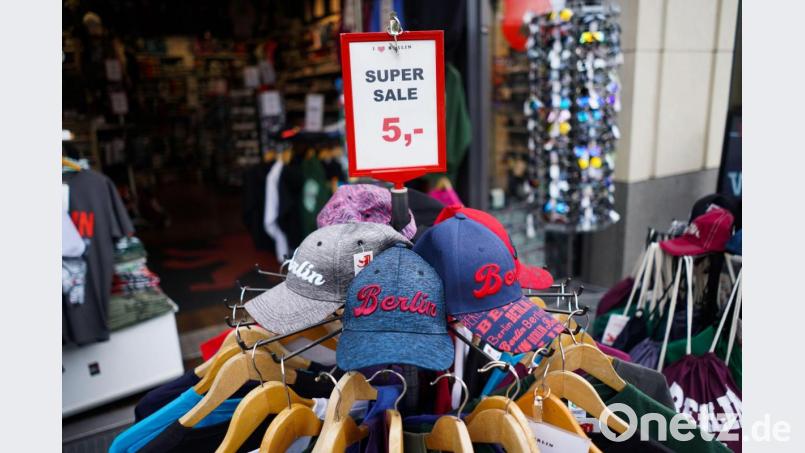 Ein gemeinsamer Lagerverkauf Amberger Einzelhändler: Diese Idee bringt der Runde Tisch Innenstadt ins Spiel. Symbolbild: Jörg Carstensen/dpa