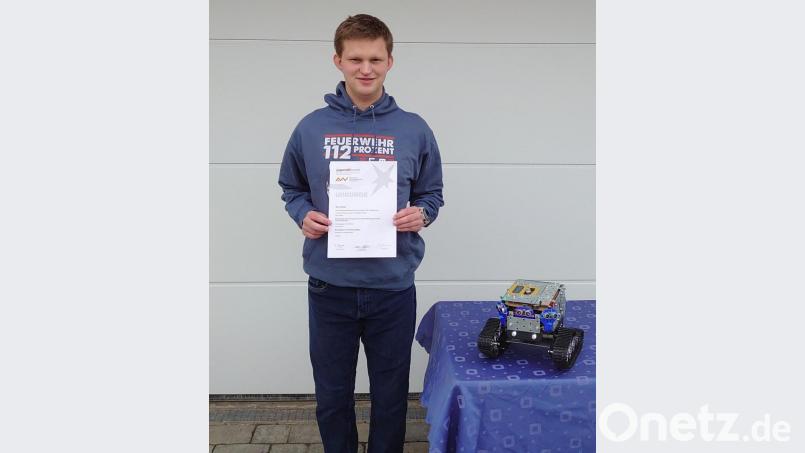 Nico Herbst, Schüler des HCA-Gymnasiums, freut sich über seinen Sonderpreis bei &quot;Jugend forscht&quot;. Bild: J. Schienle/exb