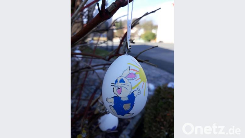 Die Oster-Basteltüten-Aktion der Jugendbeauftragten Tanja Gross wurde super angenommen. Die dabei entstandenen Kunstwerke sind nun am Strauch vor dem Rathaus zu bewundern. Bild: lep