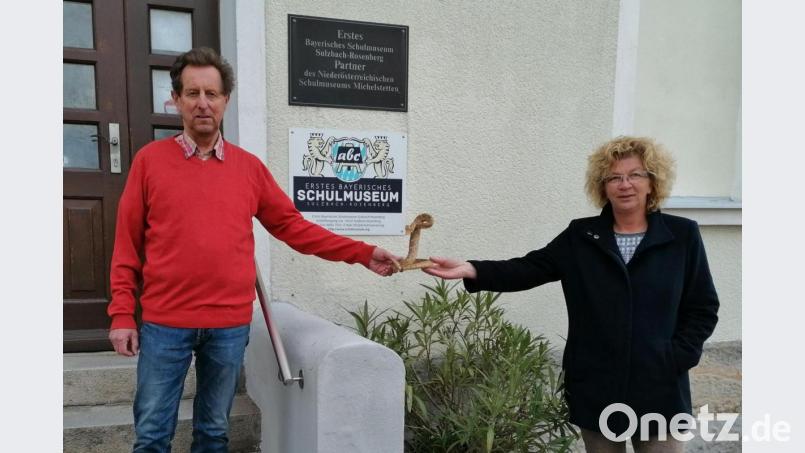 Keine Angst vor der Schlange haben Herbert Übelacker vom Förderverein des Schulmuseums und Gudrun Quarder, Mitarbeiterin des Schnäppchen- und Flohmarktladens der Pfarrei Vilseck. Das Reptil soll bald ein neues Zuhause bekommen. Bild: rha