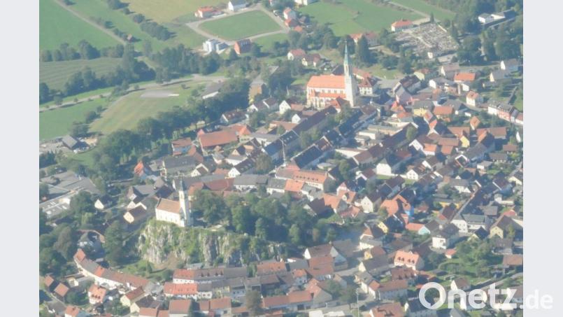 Der Ortskern Pleystein um die Kreuzbergkirche (unten links), über den Markplatz bis zur Stadtpfarrkirche einschließlich der unmittelbaren Umgebung hat sich zumindest nach der Brandkastastrophe im Jahr 1901 kaum verändert. Archivbild: bey