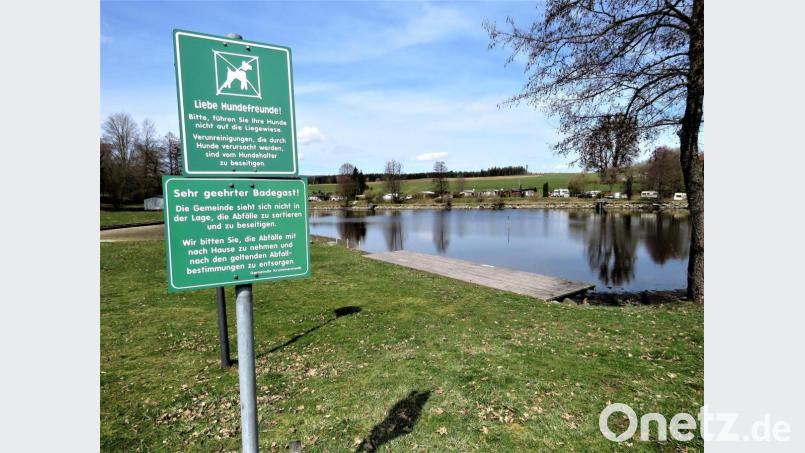 Hunde bitte anleinen und Abfälle nicht wegwerfen, sondern wieder mitnehmen bei einem Besuch am Erlenweiher: Was selbstverständlich sein sollte, wird von der Gemeinde Krummennaab nun per Satzungsänderung und Hinweisschilder extra noch einmal festgehalten. Bild: ubb