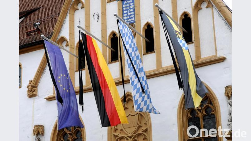 Trauerflor am Rathaus - Die Stadt Amberg gedenkt am Sonntag der Toten der Corona-Pandemie. Archivbild: Stephan Huber