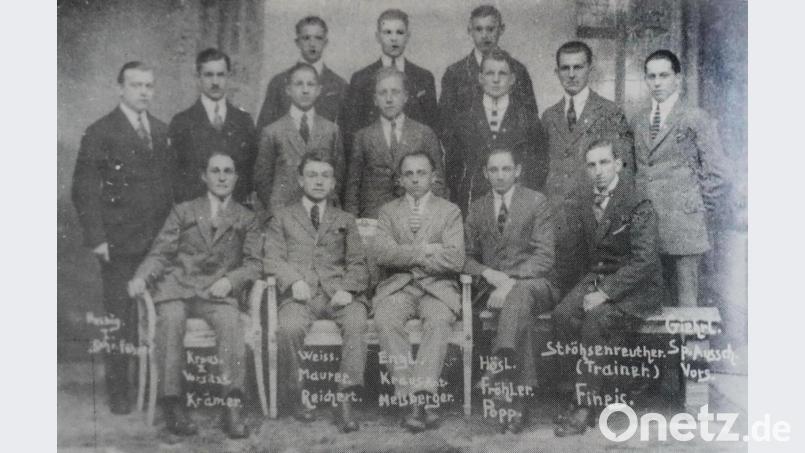 Die Kreisliga-Elf von 1924 (sitzend von links): Krämer, Reichert, Neiberger, Popp, Fineis; Mitte von links: Schriftführer Helbig, 2. Vorsitzender Kraus, Maurer, Anton Kraus, Fröhler, Trainer Strößenreuther, Spielausschuss-Vorsitzender Giehrl; Hinten von links: Weiß, Engl, Hösl. Archivbild: Chronik FC Amberg
