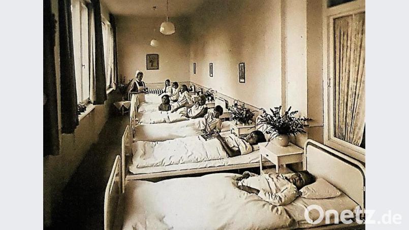 So sahen in den Anfängen die Krankenzimmer aus: Sie hatten Schlafsaal-Charakter. Bild: Archiv Klinik/BRK/exb
