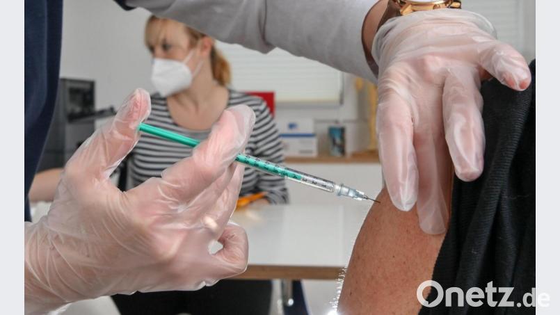 Den Impfstoff von Astrazeneca wird es in den Impfzentren der Oberpfalz nach dieser Woche nur noch für terminierte Zweitimpfungen geben. Bild: Jens Kalaene/dpa