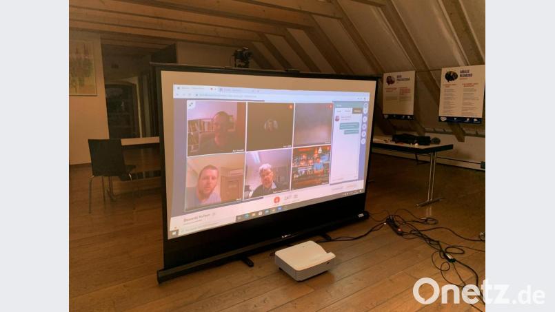Ein viruteller Stammtisch ist schon etwas gewöhnungsbedürftig, aber es funktioniert auch online aus dem CeBB -Studio. Bild: eib