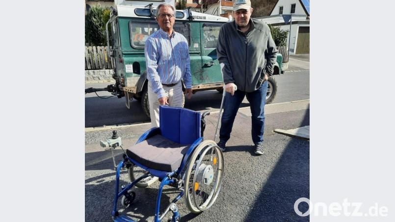MEINE-Vorsitzender Manfred Lilla (links) übergab den elektrisch betriebenen Rollstuhl an den neuen Besitzer, der sich sehr freute über diese Osterüberraschung. Bild: ige