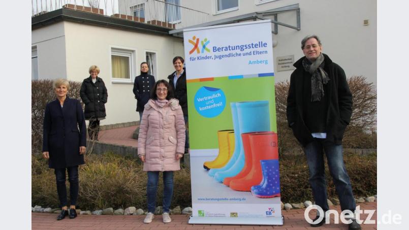 Das Team der Beratungsstelle für Kinder, Jugendliche und Eltern mit Eva Schlenker, Christine Reichl-Heller und Einrichtungsleiter Jörg Podewils (vorne, von links) sowie Heidrun Hirmer, Tanja Mühl und Silvia Schmidt (hinten, von links) wollen gerade zu Coronazeiten professionelle, unkomplizierte und vertrauensvolle Beratung für Familien anbieten. Bild: ads