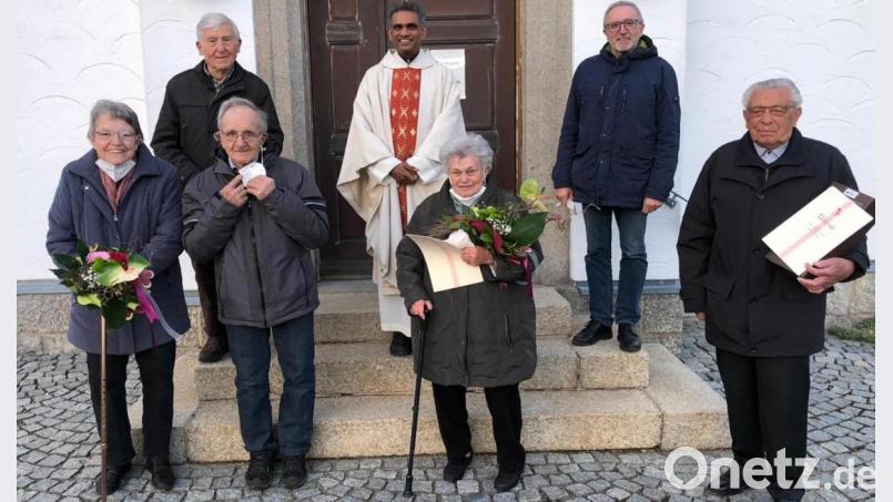 Für 60-jährige Treue zum Verein wurden bei einer Agape-Feier Mitglieder geehrt, unter anderem die ehemaligen Vorsitzenden Erika Doleschal (links) und Erhard Feche (rechts). Den Gottesdienst zelebrierte Pater Joy. Mit ihm Bild Vorsitzender Ludwig König (hinten links) und Stellvertreter Christian Drehobel (hinten rechts). Bild: ld