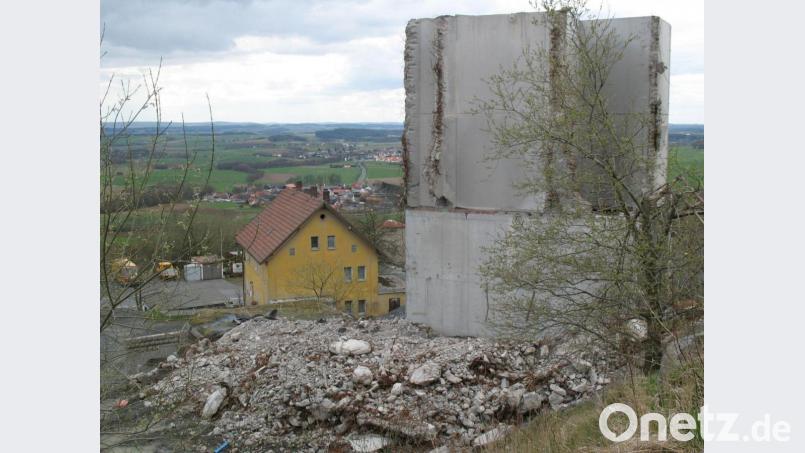 Das alte Kantinengebäude ist längst abgerissen, ebenso die Anlage zum Brechen der Steine. Ein Teil davon ist im Vordergrund zu sehen. Hier in diesem Bereich soll der Schafstall entstehen. Bild: bkr