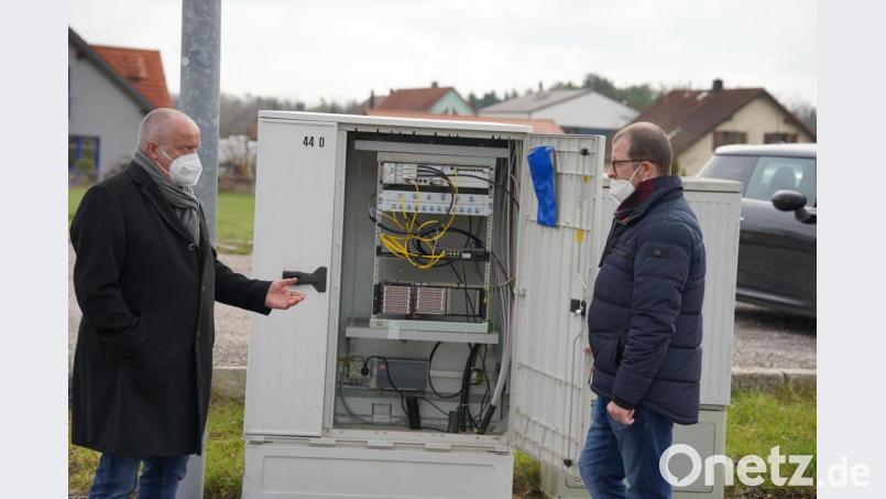 Bürgermeister Anton Peter (links) und Firmenchef Markus Jobst begutachten den Verteilerkasten an der Ecke Weinberg/Amberger Straße in Ammerthal. Bild: oe