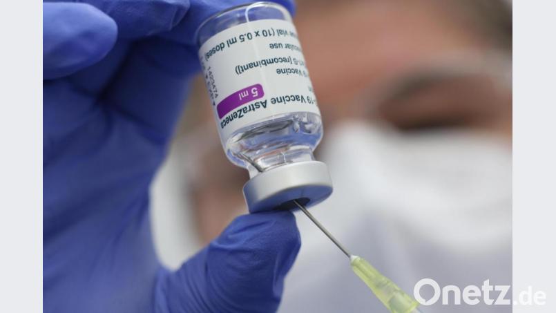 Nach einer Erstimpfung mit Astrazeneca entwickelte ein Unternehmer aus dem Kreis Neustadt/WN eine Gürtelrose im Gesicht. Er weiß zudem von weiteren, ähnlichen Fällen im Bekanntenkreis. Bild: Matthias Bein/dpa