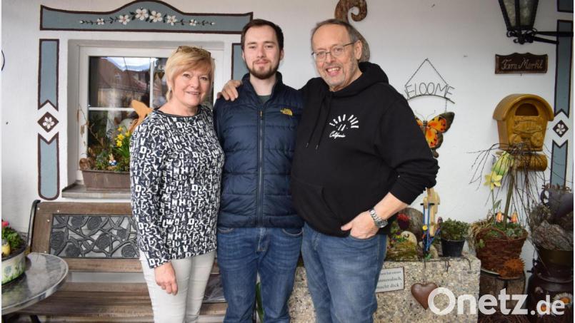Der frisch gebackene Doktor der Physik, Philipp Merkl (Mitte), mit seinen Eltern Gerlinde und Michael. Bild: wku