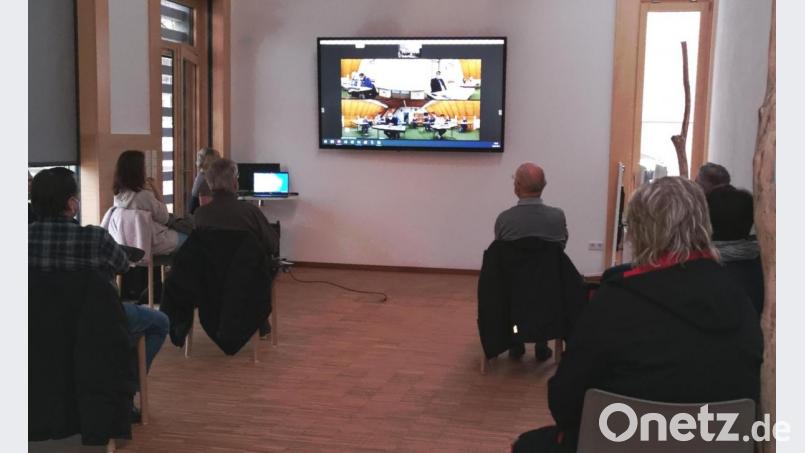 Im Neubau des Zäch-Hauses verfolgten am Dienstag 14 Bürger die öffentliche Stadtratssitzung in Schönsee. Bild: Portner
