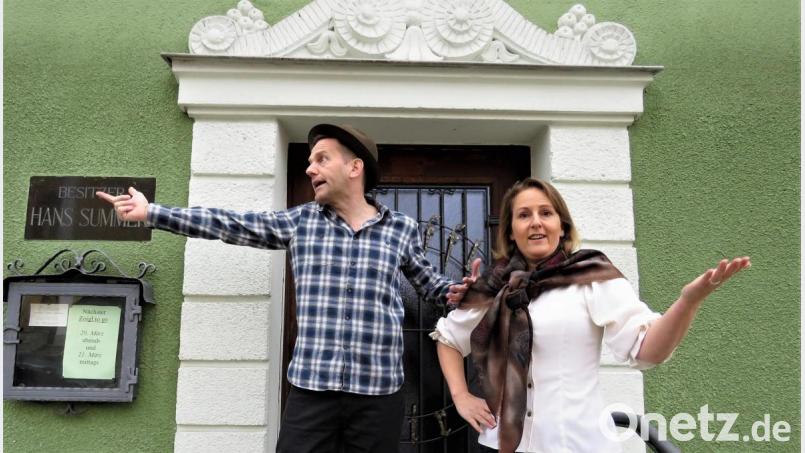 Herbert und Silke Schicker vor dem &quot;Steffelwirt&quot;: Das Gasthaus ist Schauplatz einer Szene der historischen Führungen durch Wiesau. Bild: ubb
