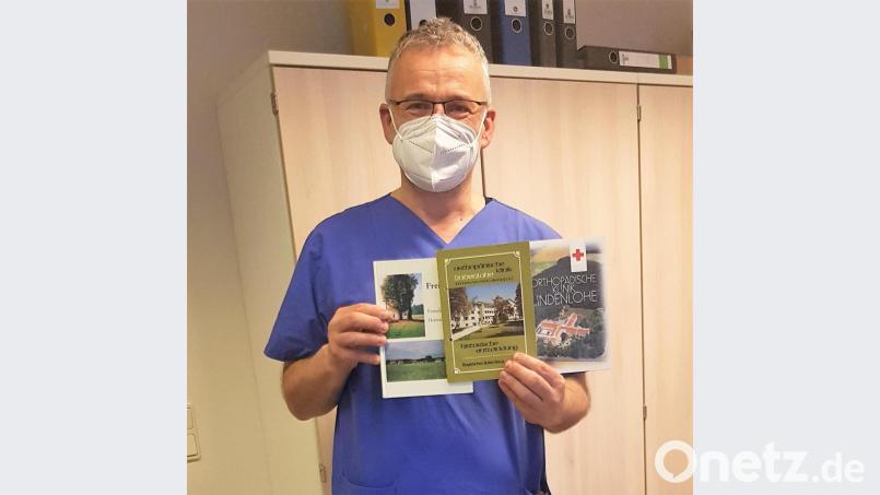 Thomas Kastner (Leiter der Intensiv- und Anästhesiepflege) hat sich der Klinikgeschichte gewidmet. Bild: Cindy-Mara Schumann/exb